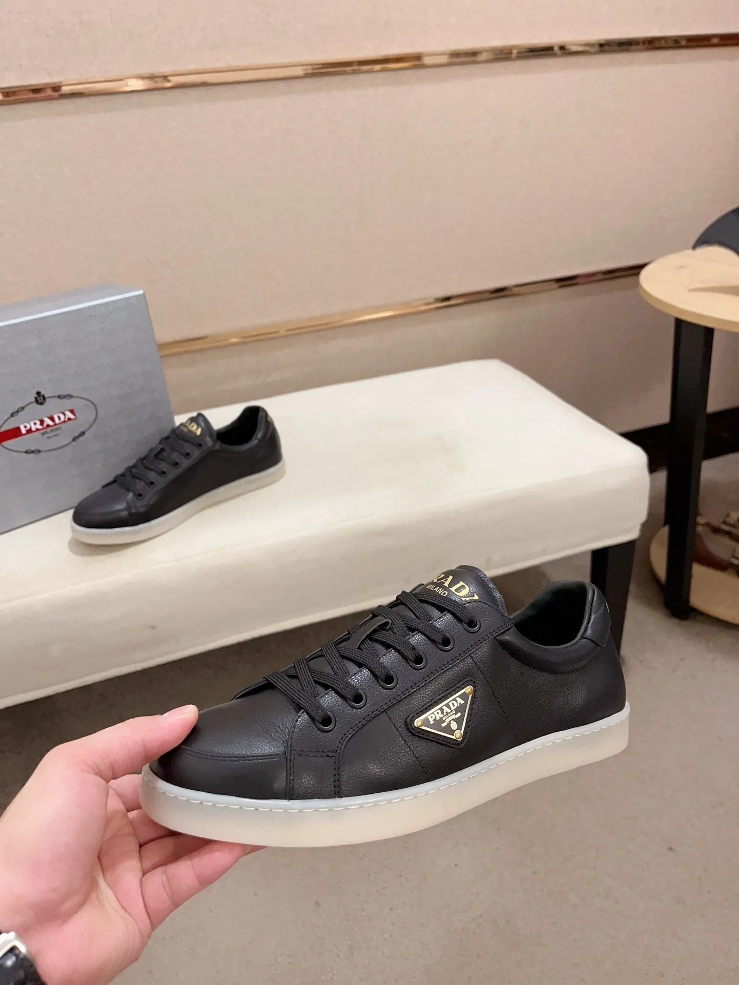 Men's shoes 💰 540💰 ✔️✔️✔️Higher version High-quality new PRADA (Prada) counters are launched at the same time. The new men's shoes and 😘 fabrics are made of high-tech glue-making technology. Lining: Full cowhide lining. 👍🏿 High-end ☄️ air-cushion molded anti-slip rubber outsole, exquisite lines, simple and elegant, comfortable and high-end for leisure travel. Code number: 38 to 44 (45 can be customized and cannot be returned or exchanged)